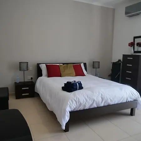 Spacious 2 Bedroom In Border St Julians Apartamento