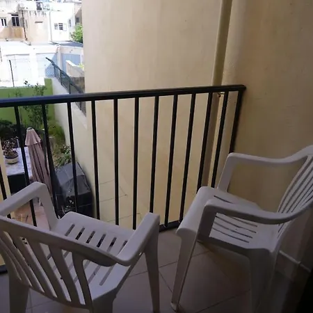Spacious 2 Bedroom In Border St Julians Διαμέρισμα