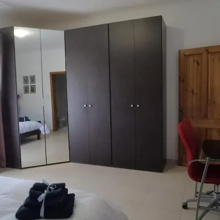 Spacious 2 Bedroom In Border St Julians شقة