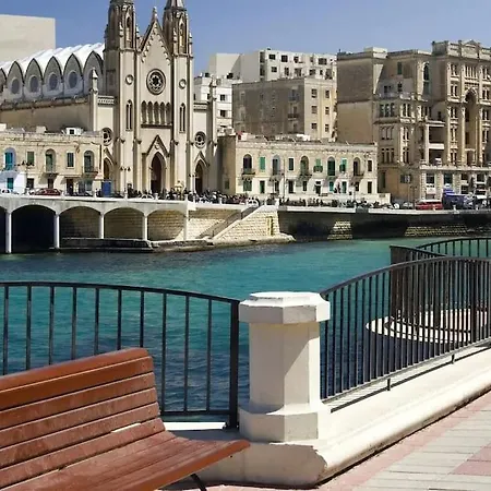 Spacious 2 Bedroom In Border St Julians Appartamento