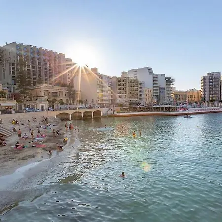 Spacious 2 Bedroom In Border St Julians Appartamento Sliema